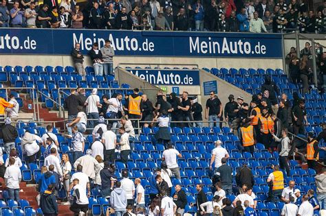 Gewalt auf Schalke Eintracht Frankfurt verurteilt Vorfälle