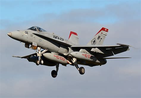 Vmfa 232 F18 Usmc Fa 18c 165194wt 05 On Finals To Raf Lo Flickr