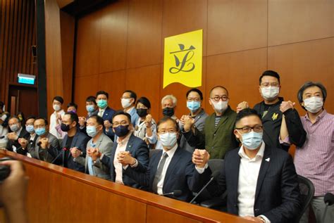 Hong Kong Opposition Lawmakers Resign En Masse After 4 Disqualified