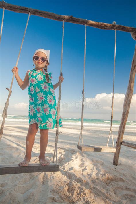 Menina Bonita Na Praia Durante As Férias De Verão Foto de Stock