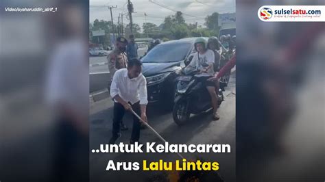 Aksi Syaharuddin Alrif Geser Ban Bekas Yang Dibakar Dalam Demonstrasi