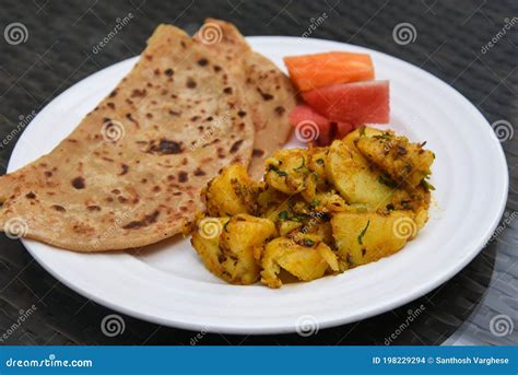 Desayuno Indio Gobi Paratha Parantha Aloo Roti Chapati Foto De Archivo