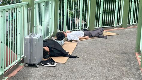 男子露宿瞓天橋？紙皮打地鋪網民懷疑「窮遊香港」歎免費住宿 Uhk 港生活