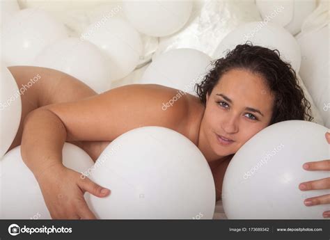 Mujer desnuda con globos fotografía de stock tomasfoto 173689342