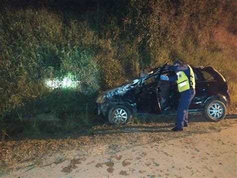 Carro placas de Blumenau capota e deixa três feridos na rodovia Ivo