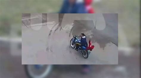 Video Una Nena Cae Sin Casco De Una Moto Que Manejaba Su Madre