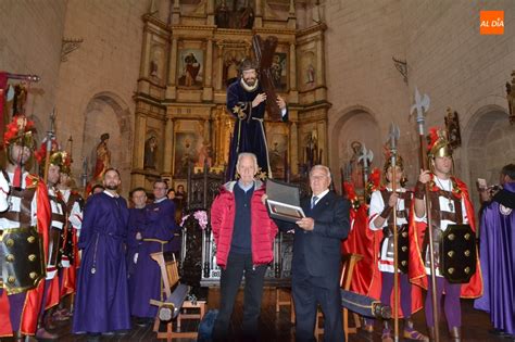 La Cofrad A Del Nazareno Homenajea A Uno De Sus Integrantes M S