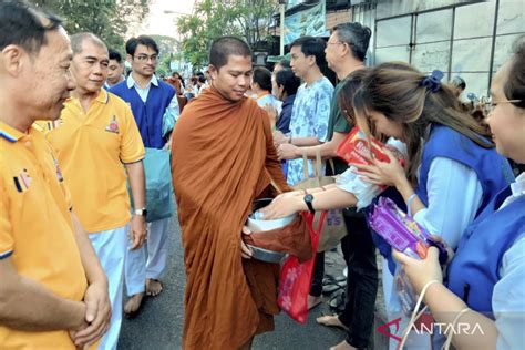 Umat Buddha Denpasar Bali Ikuti Ritual Pindapata Sambut Waisak ANTARA