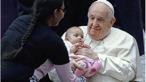 El Papa pidió que se prohíba la gestación subrogada y calificó de