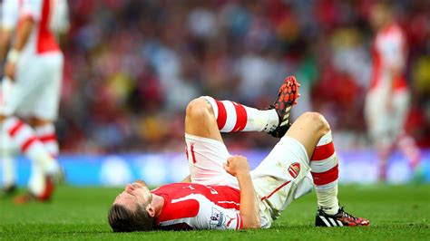 Arsenal midfielder Aaron Ramsey will miss at least a month with ...