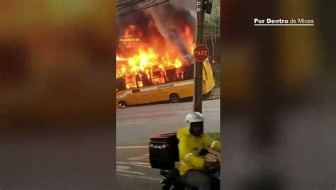 Nibus Bate Em Poste Pega Fogo E Passageiros Ficam Feridos No Bairro