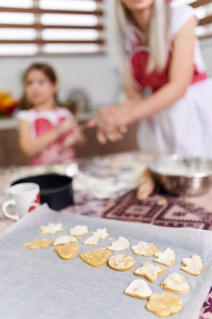 Niña haciendo galletas de jengibre en casa Foto Premium