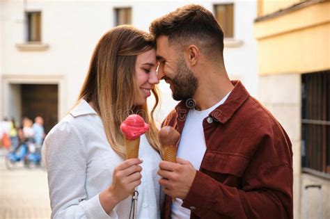 Joven Y Feliz Pareja Caucásica Abrazándose Con Helados Foto de archivo