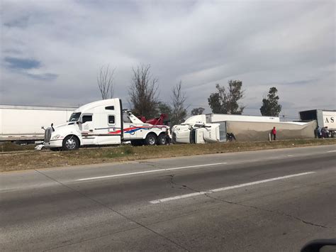 Provoca Congestionamiento Vial Volcadura de Tráiler LA OPINIÓN DE