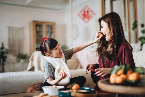 Hija Encantadora Comparte Bocadillos Tradicionales Con Su Madre