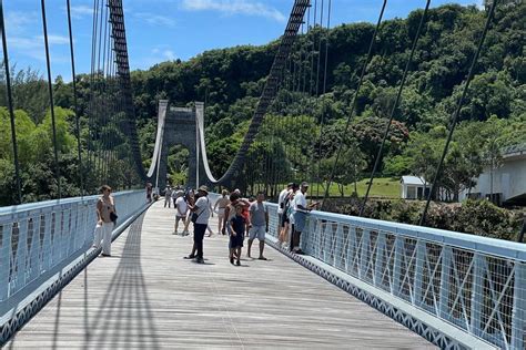 Le pont suspendu de la Rivière de l Est a retrouvé ses promeneurs ravis