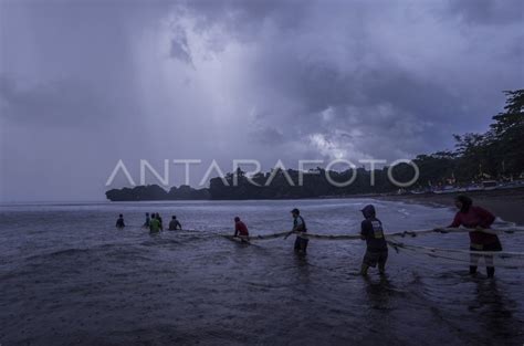 MENGETASKAN KEMISKINAN NELAYAN ANTARA Foto