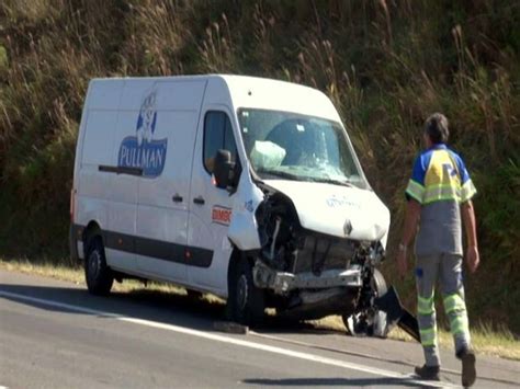 G1 Motorista fica ferido após capotagem furgão em rodovia de