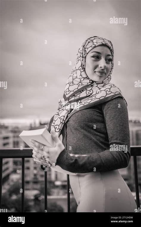 Portrait Dune Fille Arabe Avec Un Voile Blanc à Lordinateur Sur La