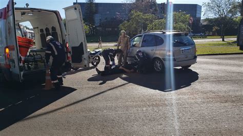 Duas pessoas ficam feridas após colisão entre carro e moto na Avenida