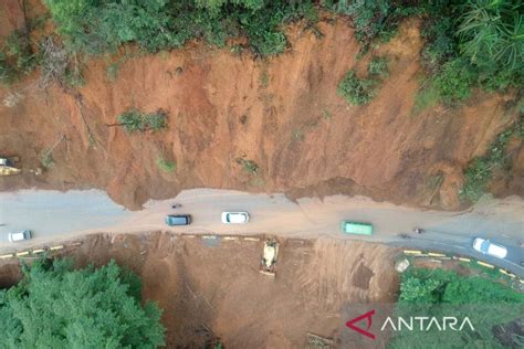 Penanganan Bencana Tanah Longsor Di Sitinjau Lauik Padang Antara News