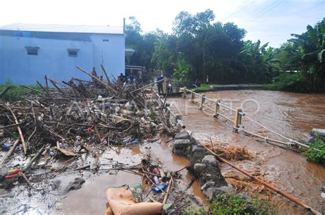 Banjir Akibat Sampah Menyumbat Sungai Antara Foto