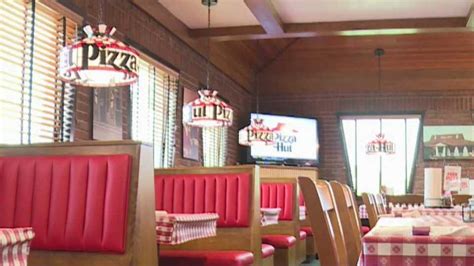 Warren Pizza Hut goes retro with restaurant remodel | WKBN.com