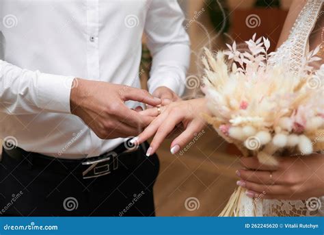 Anillos De Boda En Las Manos Foto De Archivo Imagen De Belleza