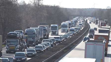 Baustellen und Unfälle Lange Staus auf der A 1 zwischen Groß Ippener