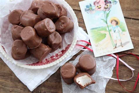 Super Easy Chocolate Dipped Marshmallows