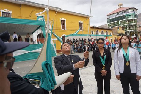 Escolares rinden homenaje a Huánuco por sus 484 años de fundación