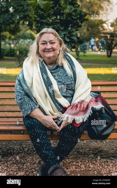 Vieille Femme Assise Sur Un Banc De Parc Banque De Photographies Et D