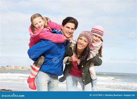 Familia Que Recorre A Lo Largo De La Playa Del Invierno Foto De Archivo