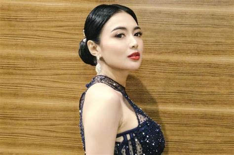 Intip Gaya Seksi Wika Salim Di Panggung Kenakan Setelan Batik Mini