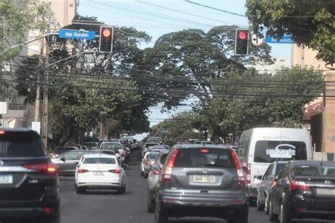 Veículos placa final 3 precisam ser licenciados até maio Economia