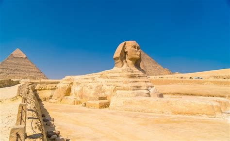 La Gran Esfinge De Giza Y Al Fondo Las Pir Mides De Giza El Monumento