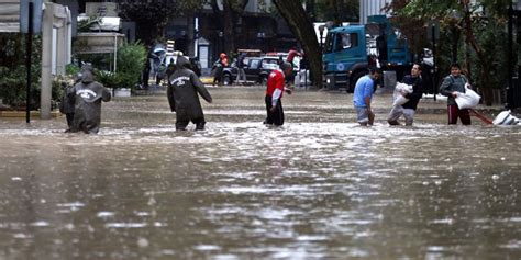 Fotos Bajo Las Aguas Un Muerto Y 17 Mil Evacuados Por Inundaciones