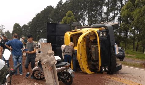 Caminhão carregado areia tomba na ERS 118 em Gravataí Giro de