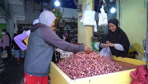 Harga Bawang Di Pasar Merdeka Masih Stabil Jelang Lebaran