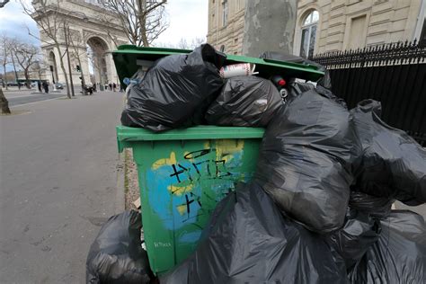 Grève des éboueurs : une tour Eiffel de déchets à Paris.
