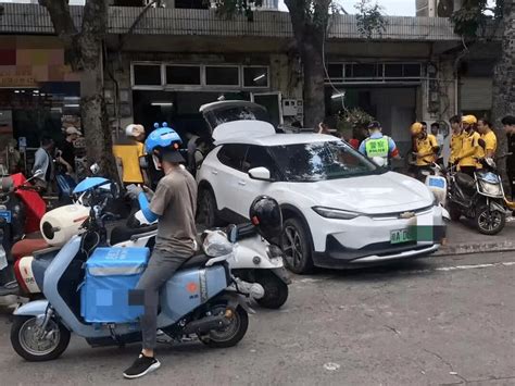 突发车祸！一辆小轿车撞进海口一家快餐店致3人受伤！警方介入调查→电动车群众事故