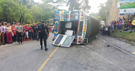 Más de 30 personas heridas y un fallecido tras volcar bus extraurbano