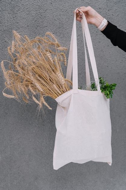 Chica Sosteniendo Una Bolsa De Tela Con Espigas De Trigo Foto Premium