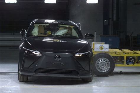 Foto Lexus Rz Raih Bintang Lima Tes Tabrak Euro Ncap