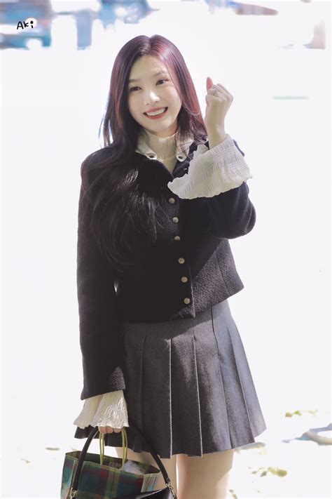 Joy flaunts a new hair color ahead of Red Velvet's November comeback ...