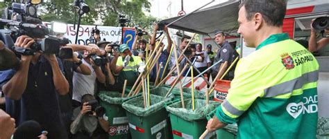 Doria Se Veste De Gari E Diz Que Vai Limpar As Ruas De SP Todas As