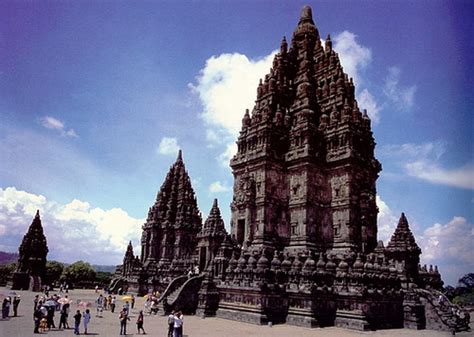 Berada Di Zona Kuning Candi Prambanan Dibuka Untuk Wisatawan