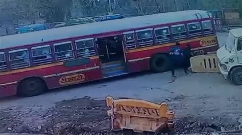 Thane Accident रस्ता ओलांडण्यासाठी उभ्या असलेल्या महिलेला ठामपाच्या