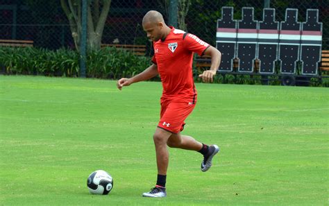 Longe Das Les Es E Cada Vez Mais Presente No Time Spfc