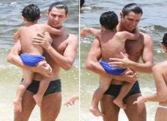 Paiz O Gostos O Emanuel Se Diverte O Filho Na Praia